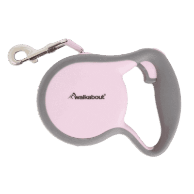 Lichtroze en grijze retractable hondenriem voor veilige wandeling.